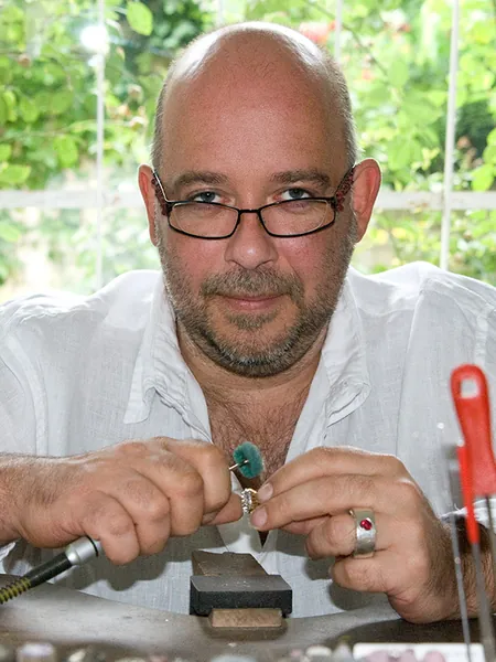Andreas Tiefel, Goldschmied und Inhaber vom Atelier Andreas T. in Hannover, an der Werkbank