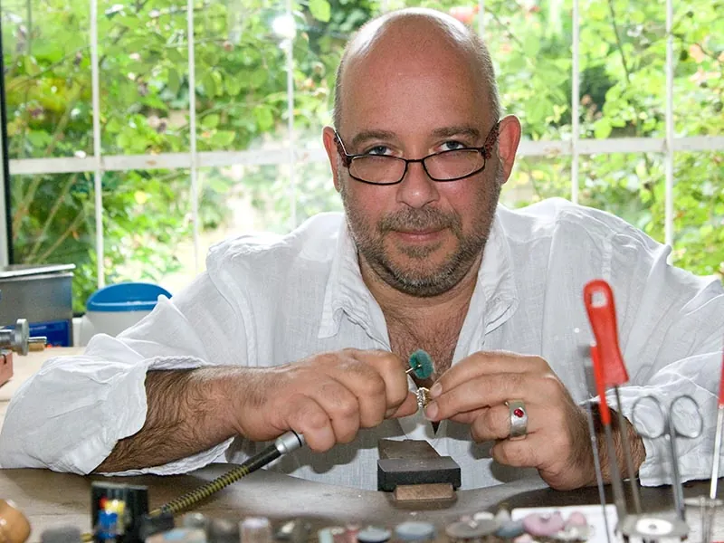 Goldschmied Andreas Tiefel an der Werkbank im Atelier in Hannover