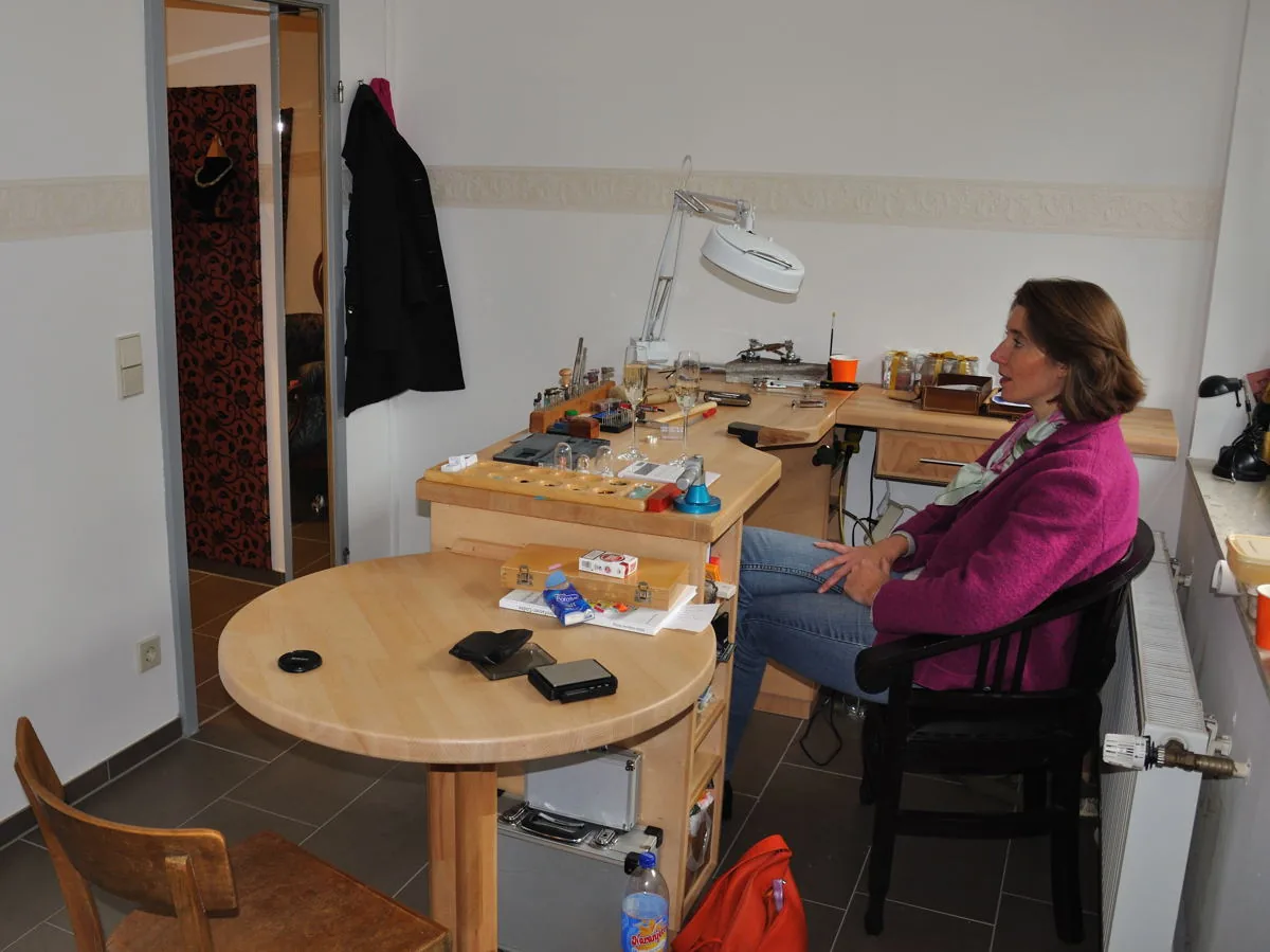 Kundin im Gespräch am Werktisch der Goldschmiede Atelier Andreas T.
