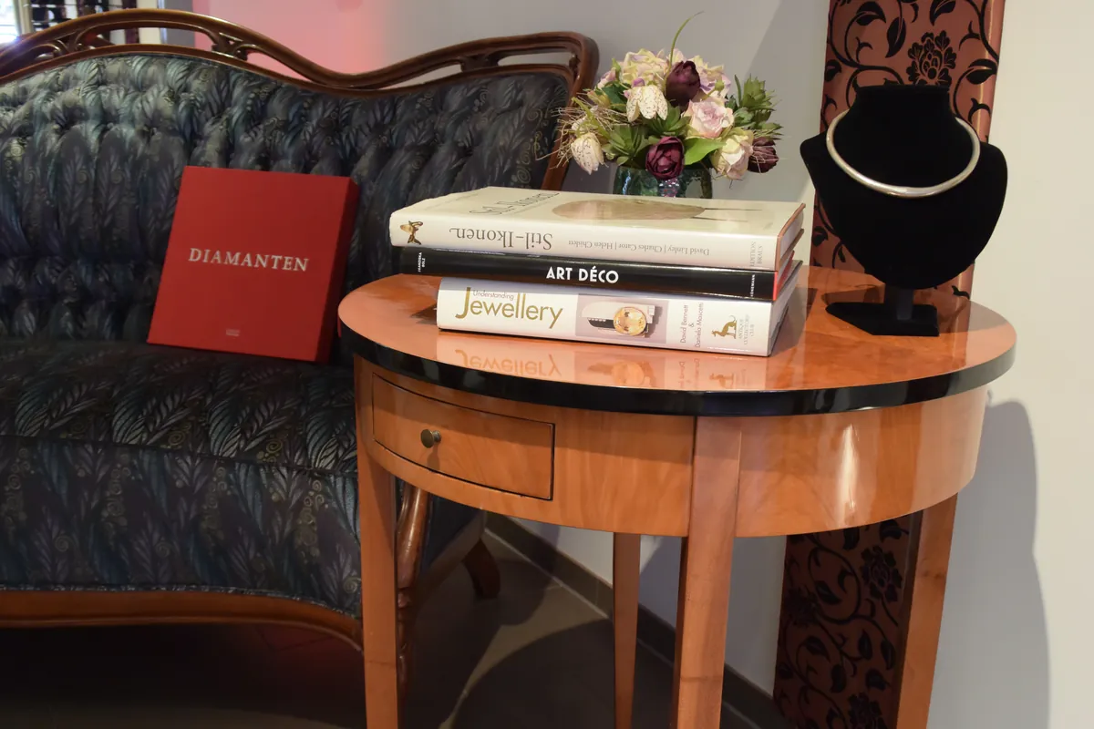 Beratungsecke mit Sofa und Fachbüchern im Atelier Andreas T.