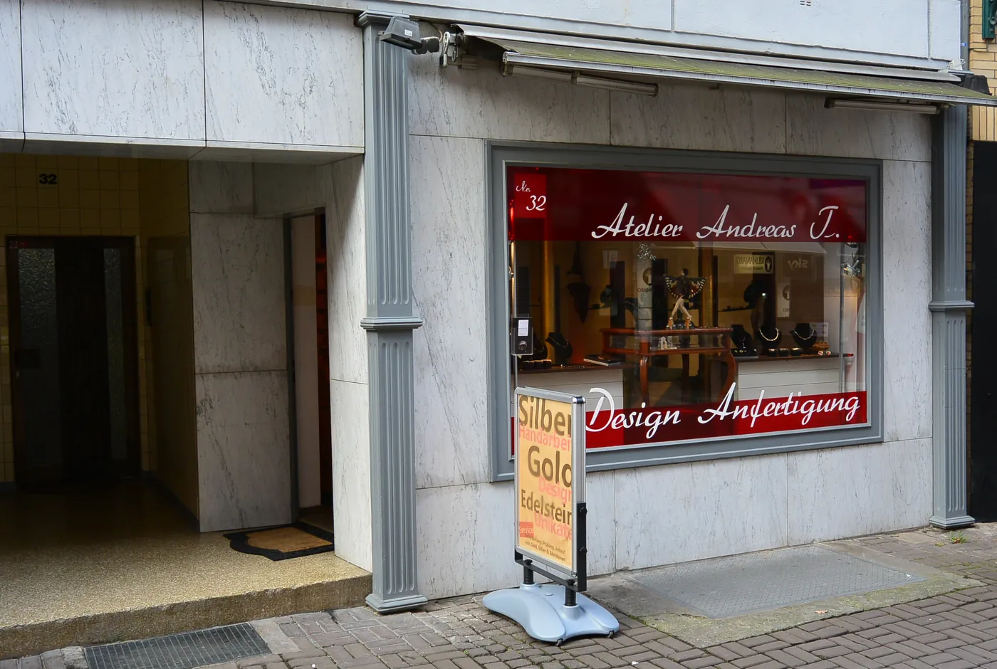 Eingang und Schaufenster des Atelier Andreas T. in der Knochenhauerstraße 32, Hannover