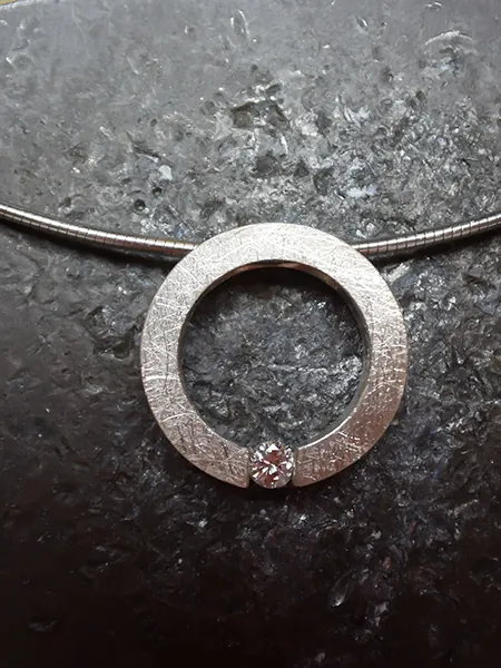 Anhänger mit Diamant – Unikat aus der Goldschmiede Atelier Andreas T. in Hannover