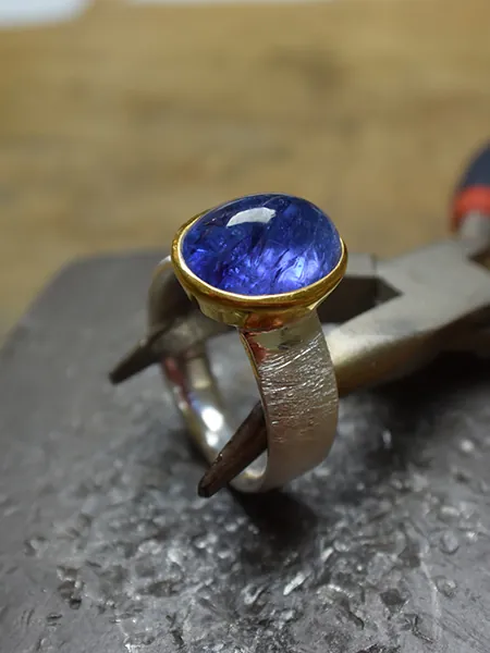 Ring mit Tansanit – Unikat aus der Goldschmiede Atelier Andreas T. in Hannover
