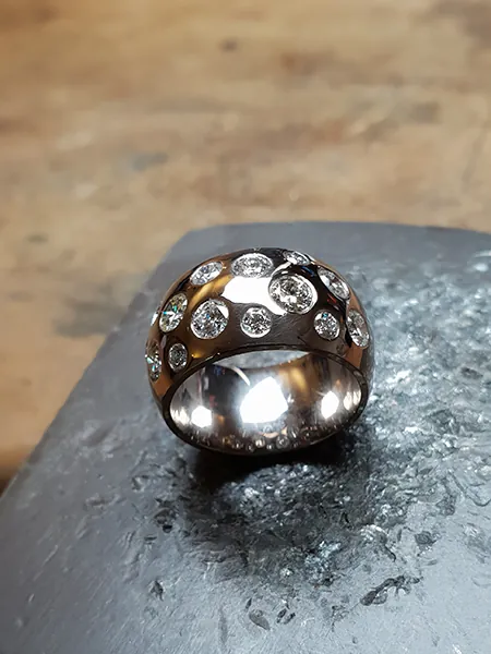 Diamantring in Weißgold – Unikat aus der Goldschmiede Atelier Andreas T. in Hannover