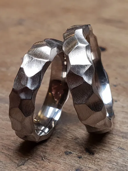 Eheringe in Weißgold – Unikat aus der Goldschmiede Atelier Andreas T. in Hannover