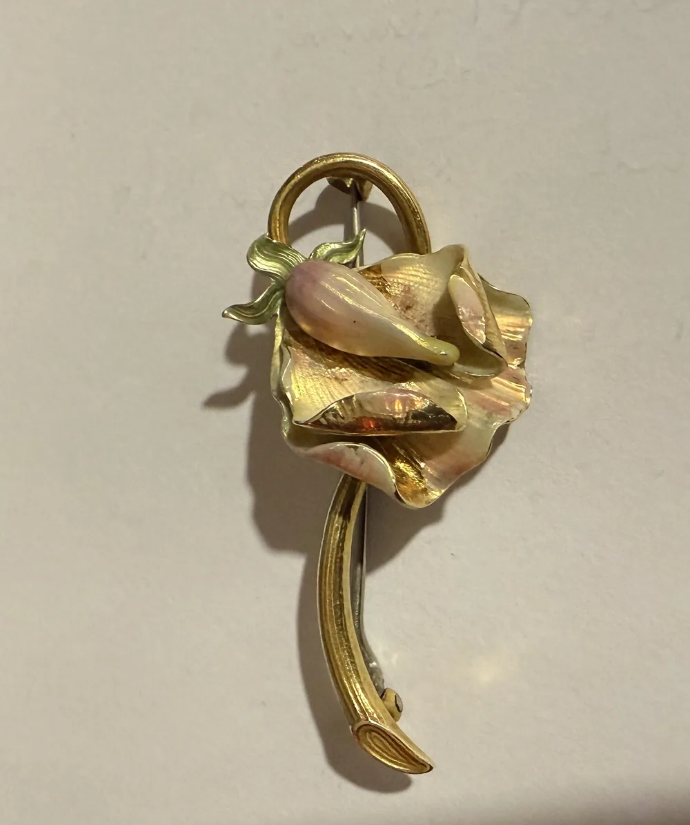 Rosenbrosche aus Gelbgold mit Emaille-Verlauf, amerikanischer Jugendstil