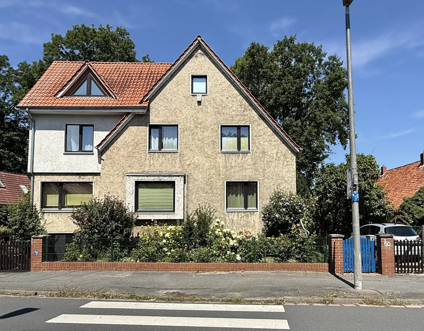 Büro Langenhagen in der Kirchstraße 50, Langenhagen-Engelbostel – direkt am Zebrastreifen