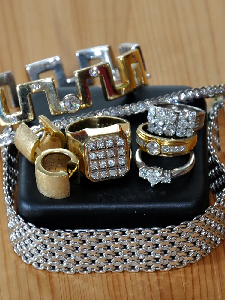 Goldringe, Brillantringe und Armbänder beim Schmuckankauf in Hannover