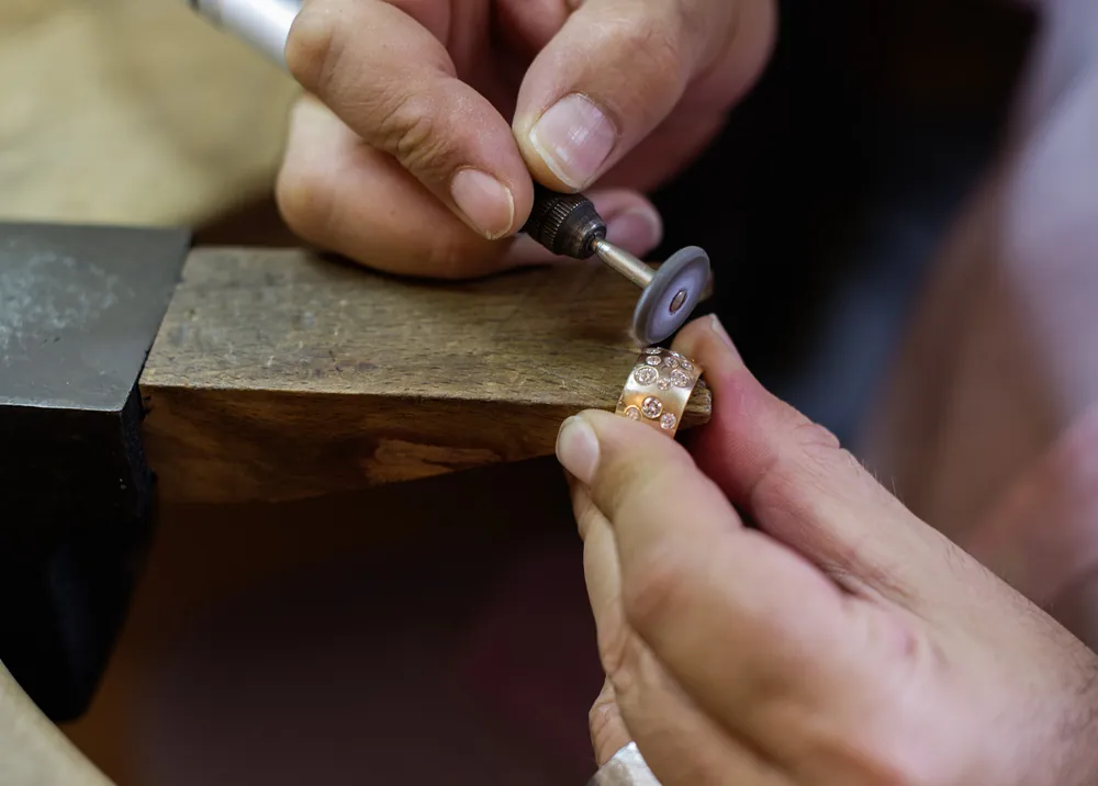 Polieren eines Rings mit der Polierscheibe