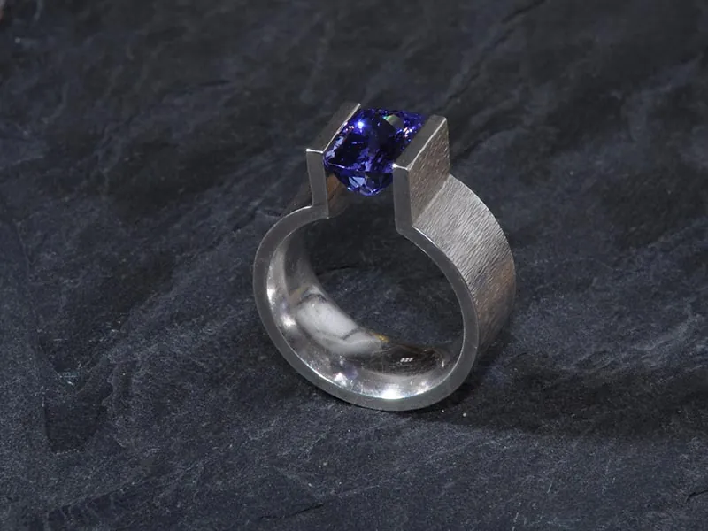Ring mit Tansanit – Unikat aus der Goldschmiede Atelier Andreas T. in Hannover